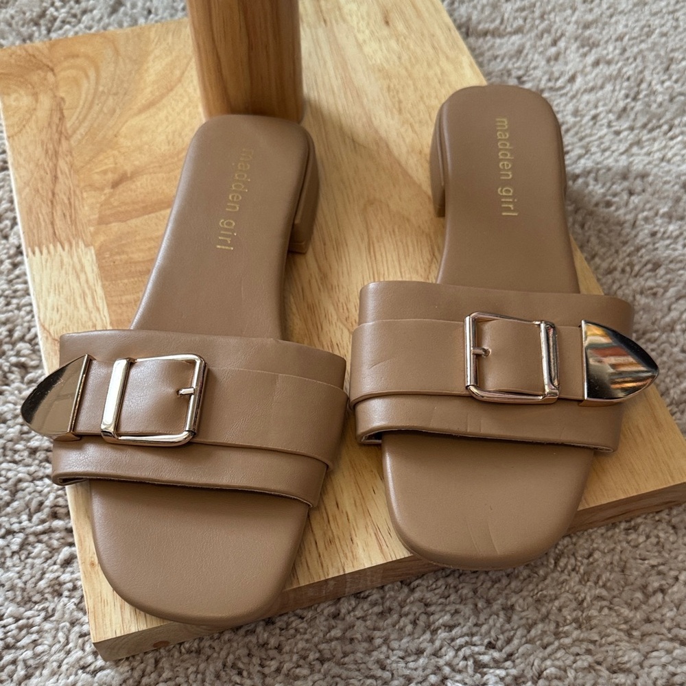 NWOT: Madden Girl Women's Avaa Flat Sandal, Natural, 6.5 - Picture 2 of 5
